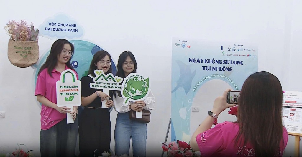 Người trẻ Hà Nội ủng hộ “khai tử” túi nilon
