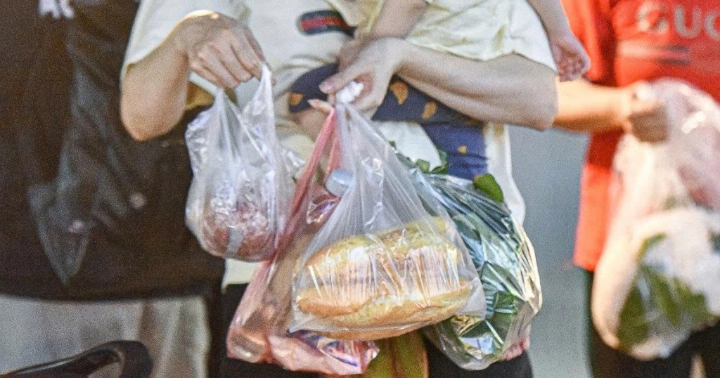 Người trẻ Hà Nội ủng hộ “khai tử” túi nilon