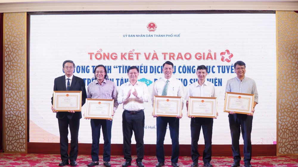 Trao Bằng khen của Chủ tịch UBND thành phố cho 5 tập thể vì đã có thành tích xuất sắc trong việc tìm hiểu dịch vụ công trực tuyến trên nền tảng Hue-S dành cho sinh viên năm 2025