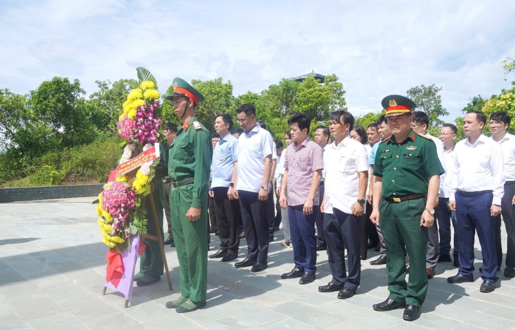 Bí thư Tỉnh ủy Quảng Trị Lê Ngọc Quang và đoàn công tác dâng hương, dâng hoa tại Đài tưởng niệm các anh hùng liệt sĩ tại đặc khu Cồn Cỏ