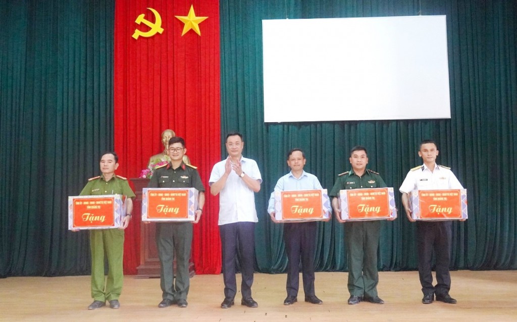 Bí thư Tỉnh ủy Quảng Trị Lê Ngọc Quang thăm, tặng quà các cơ quan đơn vị tại đặc khu Cồn Cỏ