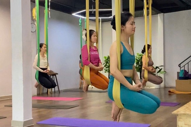 Xoay giữa không trung, giới trẻ Hà Nội "mê mẩn" với yoga bay