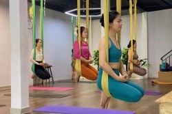 Xoay giữa không trung, giới trẻ Hà Nội "mê mẩn" với yoga bay