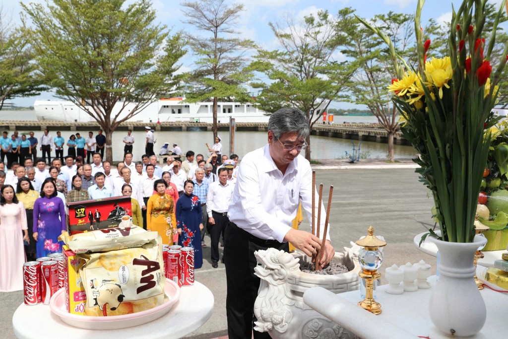  Trong khuôn khổ chương trình, Ban Thường trực Ủy ban MTTQ Việt Nam TP Hồ Chí Minh và các đại biểu đã tham gia dâng hoa, dâng hương tri ân các Anh hùng liệt sĩ tại Đài tưởng niệm Anh hùng liệt sĩ Đoàn tàu không số