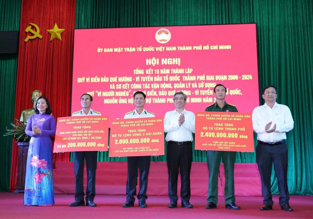 MTTQ Việt Nam TP Hồ Chí Minh trao tặng nhiều công trình đến Lữ đoàn 125, Vùng 2 Hải quân