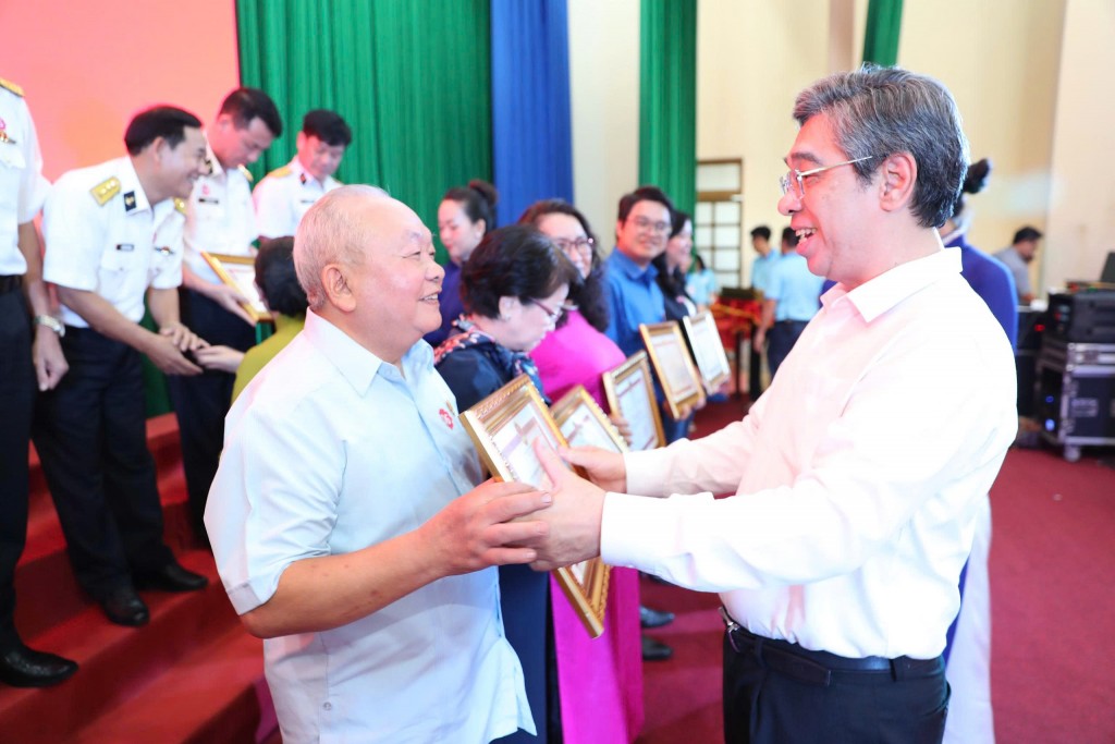 MTTQ Việt Nam TPHCM vinh danh, khen thưởng các tổ chức, cá nhân có đóng góp tiêu biểu đối với các nguồn quỹ và các hoạt động an sinh xã hội của MTTQ thành phố.