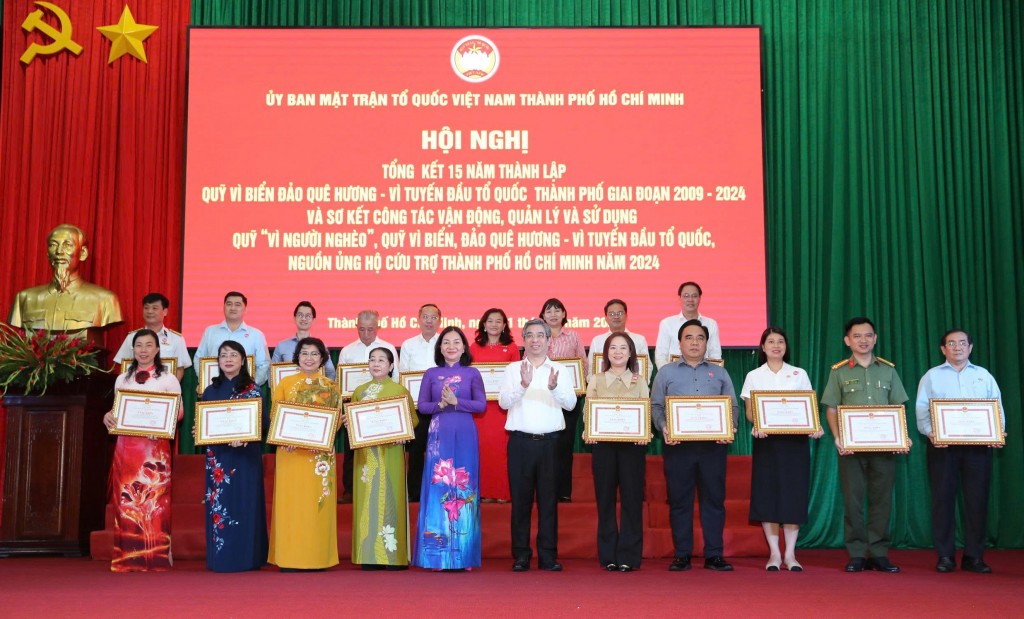 MTTQ Việt Nam TP Hồ Chí Minh trao Bằng khen của Chủ tịch UBND thành phố cho các tập thể, cá nhân đóng góp tiêu biểu cho các quỹ của thành phố