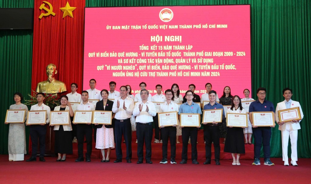 Lãnh đạo MTTQ TPHCM tặng bằng khen cho các y bác sĩ tham gia chuyến công tác khám bệnh cho quân và dân Trường Sa.