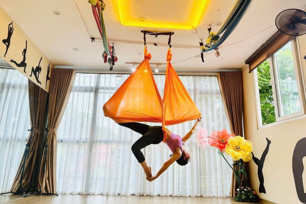Xoay giữa không trung, giới trẻ Hà Nội mê mẩn với yoga bay