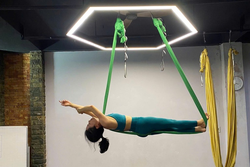 Xoay giữa không trung, giới trẻ Hà Nội mê mẩn với yoga bay