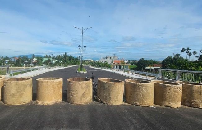 Vướng "đường cụt", nhà thầu rào chắn cầu ĐH14 để đảm bảo an toàn