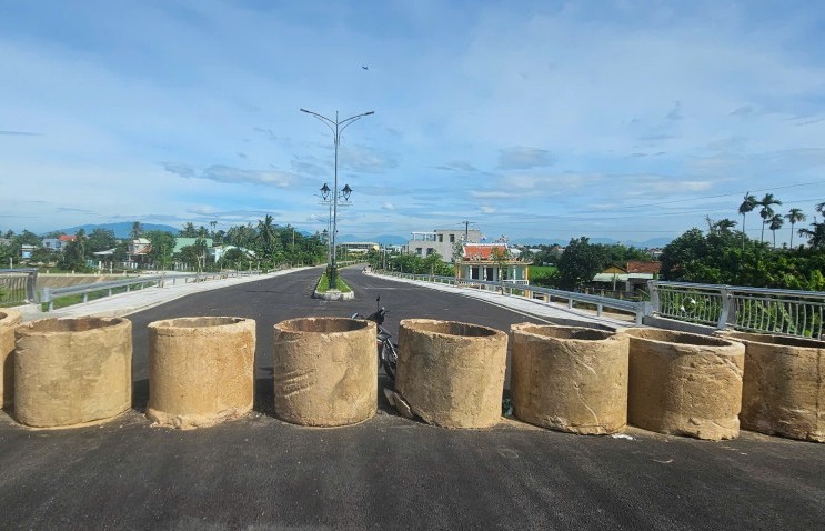 Vướng "đường cụt", nhà thầu rào chắn cầu ĐH14 để đảm bảo an toàn