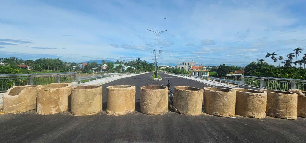 Nhà thầu dàn trận cống bi bê tông ngăn người dân lên cầu ĐH14