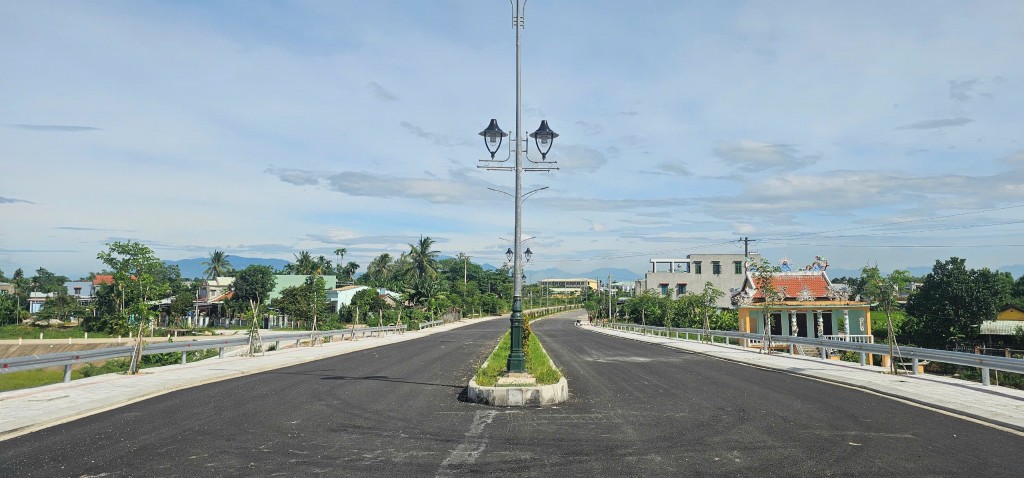 Nhà thầu dàn trận cống bi bê tông ngăn người dân lên cầu ĐH14