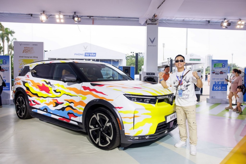 VinFast Limo Green khiến khách Việt mê mẩn tại sự kiện “Thu xăng - Đổi điện”