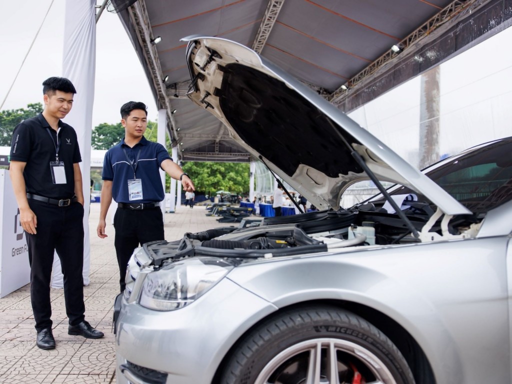 VinFast Limo Green khiến khách Việt mê mẩn tại sự kiện “Thu xăng - Đổi điện”