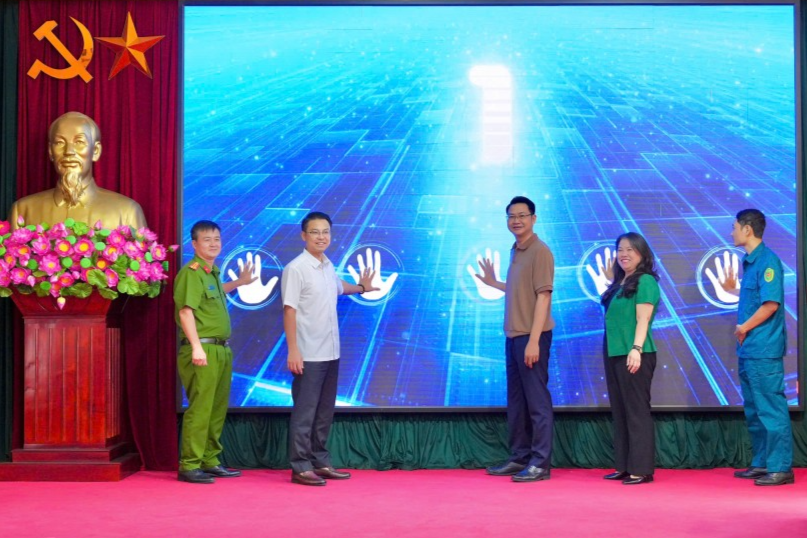 Các vị đại biểu thực hiện nghi thức 
