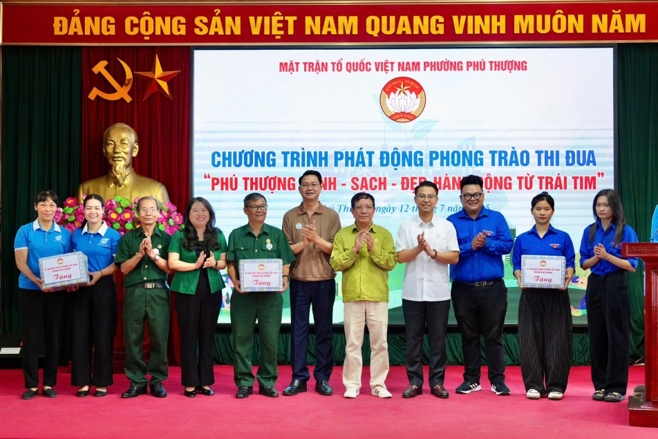 Các vị đại biểu trao tặng vật phẩm đến đại diện các đoàn thể 