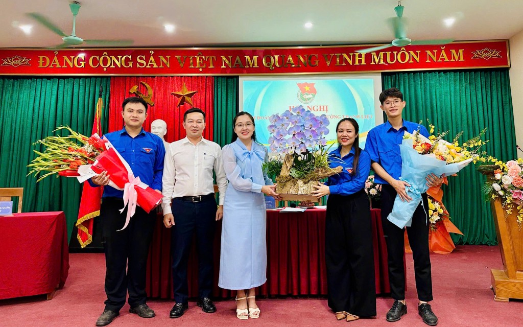 trao quyết định và tặng hoa chúc mừng Đoàn Thanh niên phường