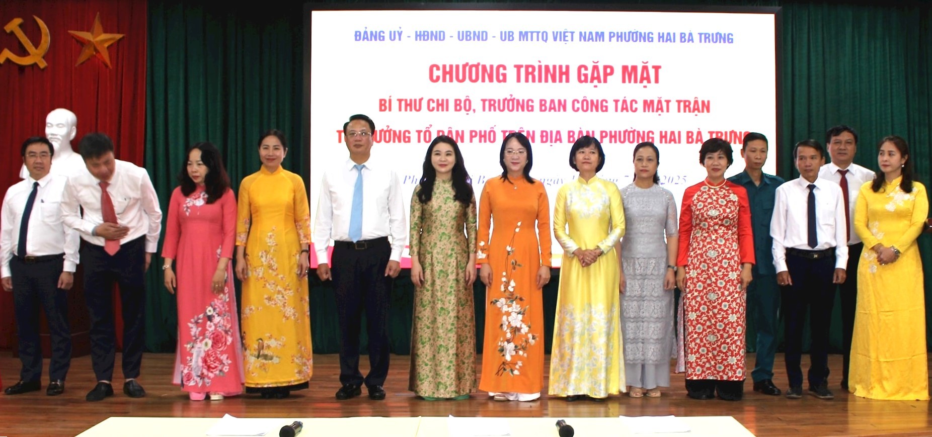 Các đồng chí Ban Chấp hành Đảng bộ phường Hai Bà Trưng ra mắt tại chương trình. Ảnh: Đình Hiệp