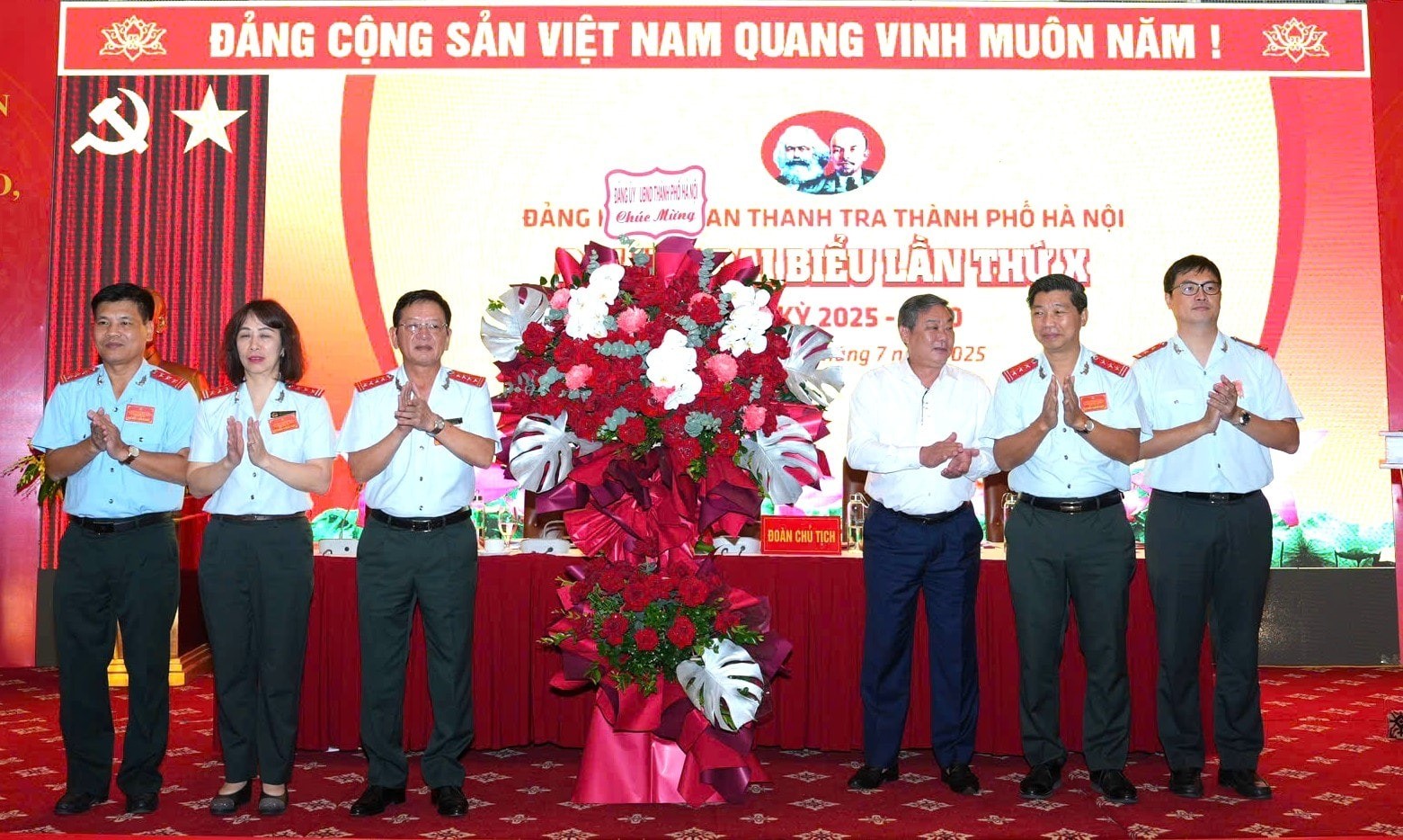  tặng hoa chúc mừng Đại hội. Ảnh: Đình Hiệp