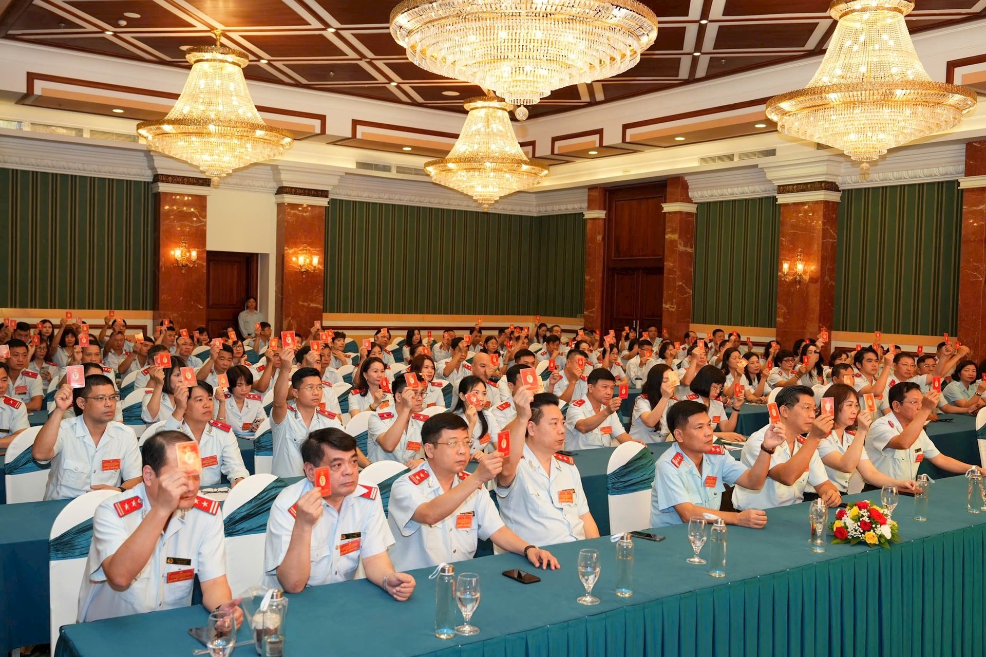 Các đại biểu biểu quyết thông qua chương trình Đại hội. Ảnh: Đình Hiệp