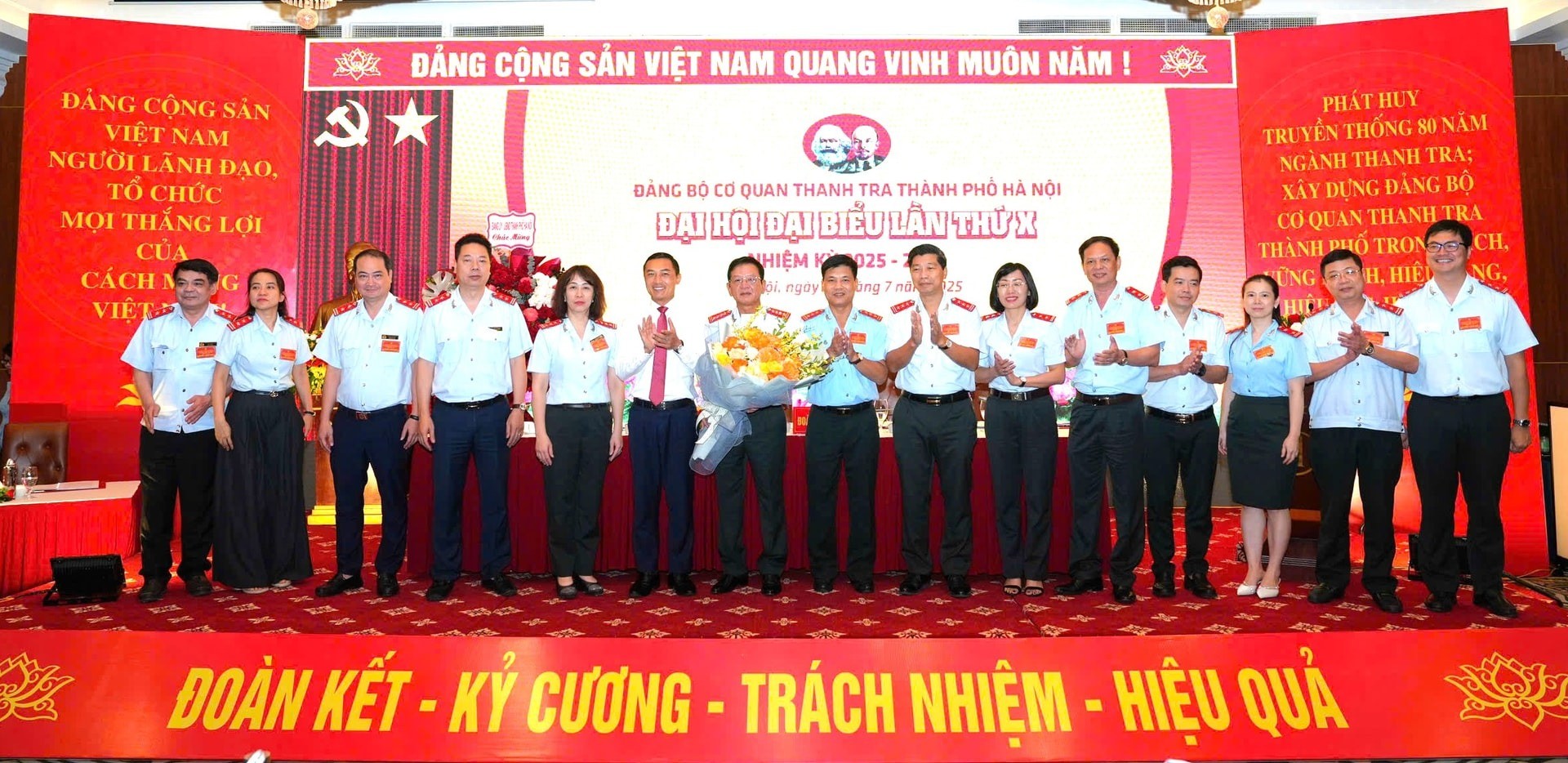 Phó Bí thư Đảng ủy UBND thành phố Hà Nội Doãn Trung Tuấn tặng hoa chúc mừng Ban chấp hành Đảng bộ cơ quan Thanh tra thành phố nhiệm kỳ 2025-2030. Ảnh: Đình Hiệp