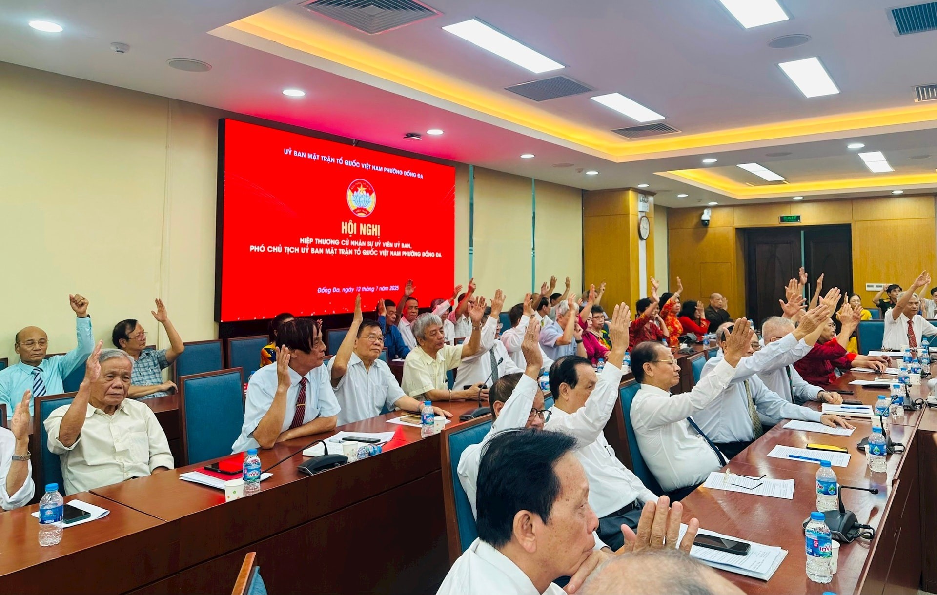 Các đại biểu biểu quyết thông qua Nghị quyết hội nghị. Ảnh: Bảo Lâm