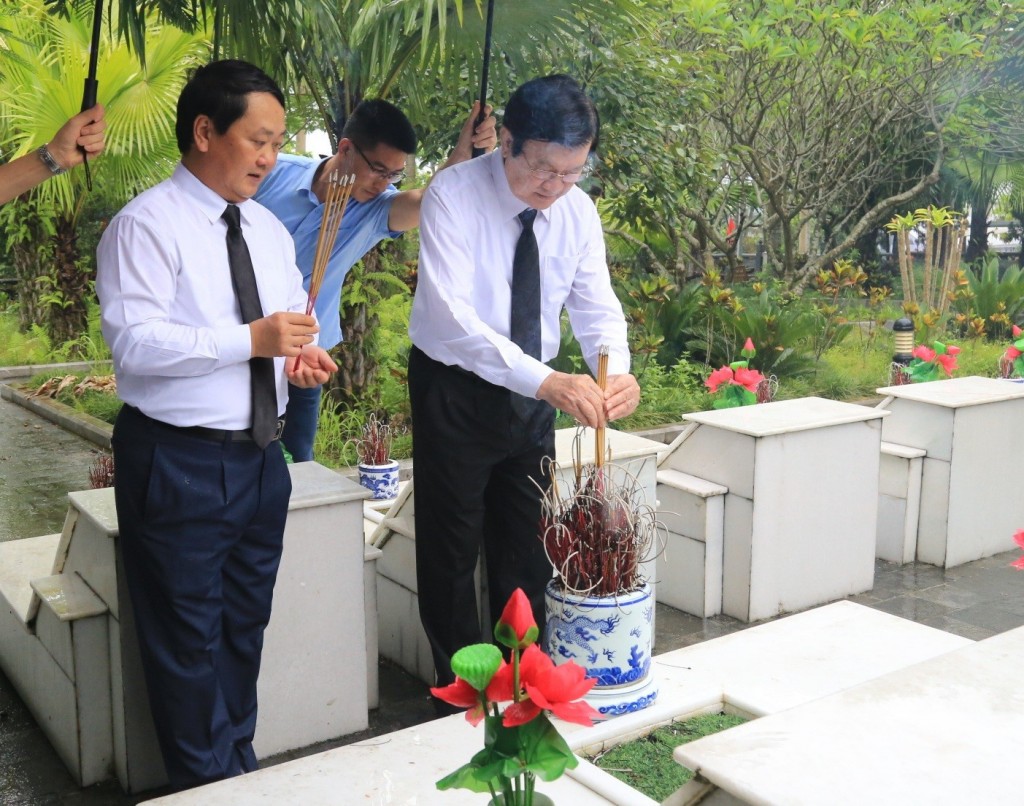 Nguyên Chủ tịch nước Trương Tấn Sang, Bí thư Tỉnh ủy Tuyên Quang Hầu A Lềnh dâng hương tại mộ các Anh hùng liệt sĩ.