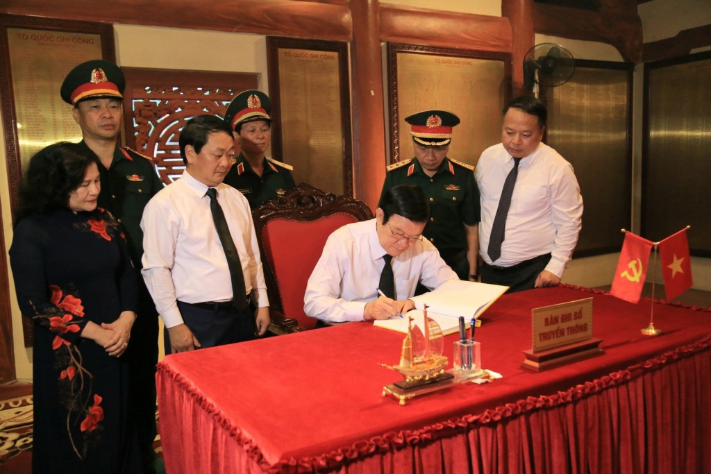 Nguyên Chủ tịch nước Trương Tấn Sang ghi sổ truyền thống tại Nghĩa trang Liệt sĩ quốc gia Vị Xuyên.
