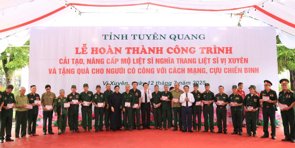 Nguyên Chủ tịch nước Trương Tấn Sang trao quà tặng các hộ gia đình chính sách, người có công.