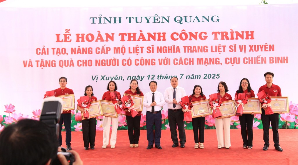 Tỉnh Tuyên Quang tặng bằng khen nhóm thiện nguyện.