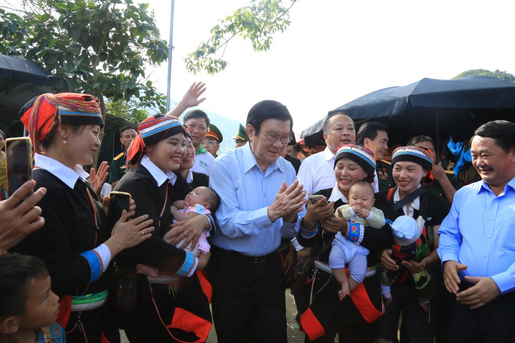 Nguyên Chủ tịch nước Trương Tấn Sang thăm hỏi người dân Vị Xuyên.