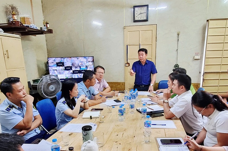 Phó Chủ tịch UBND phường Đại Mỗ Nguyễn Chí Dũng phát biểu tại buổi kiểm tra chợ Phùng Khoang