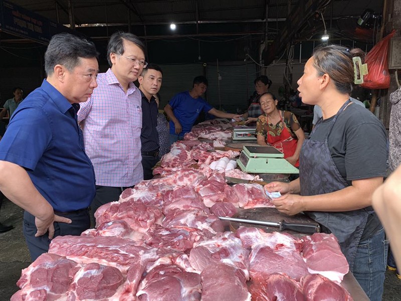 Phó chủ tich phường Đại Mỗ nhắc nhở các tiểu thương phải có đầy đủ giấy giơ liên quan nguồn gốc xuất xứ