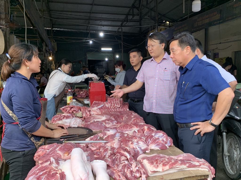 Kiểm tra quầy bán thịt lợn của tiểu thương Nguyễn Văn Trung ở xã Thường Tín (Hà Nội)