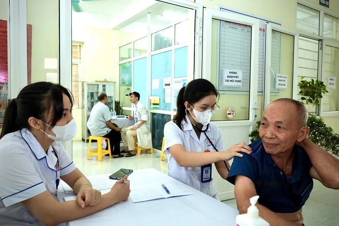Khám bệnh, tư vấn sức khỏe, cấp phát thuốc miễn phí và tặng quà tri ân các đối tượng người có công với cách mạng - Tin tức sự kiện - Cổng thông tin điện tử Sở y tế Hà Nội