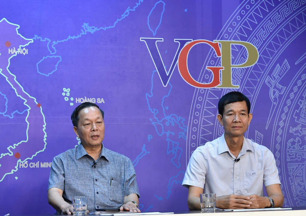 GS.TS. Nguyễn Xuân Yêm (trái) và PGS.TS. Hoàng Đình Phi chia sẻ quan điểm về kiểm định chất lượng đại học tại Tọa đàm - Ảnh: VGP/Dương Tuấn