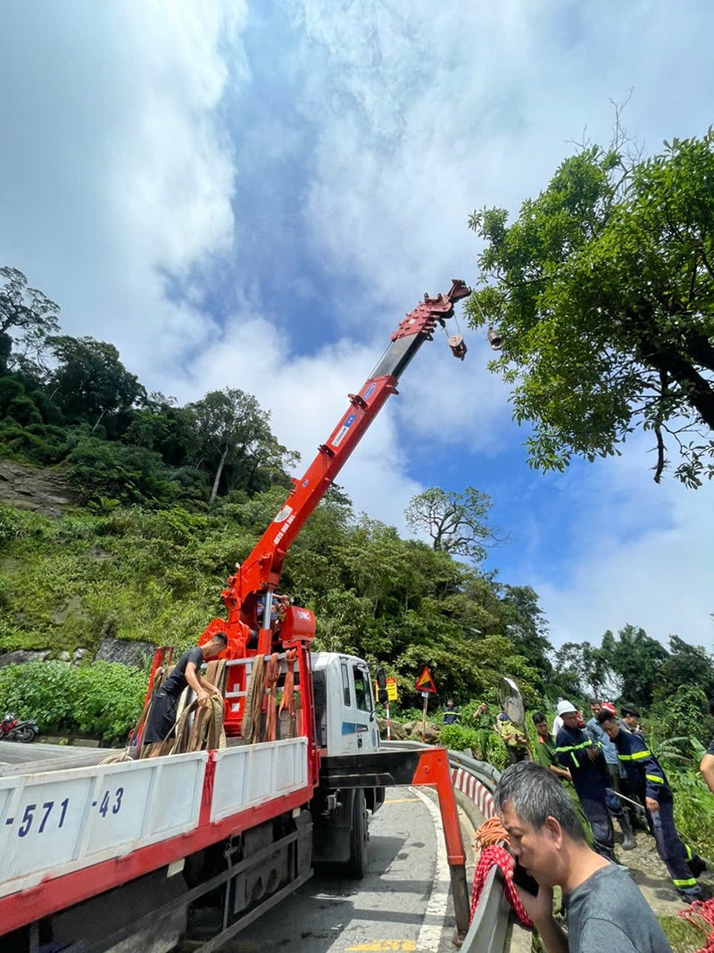 Lực lượng Cảnh sát PCCC và CNCH huy động xe cẩu, triển khai phương tiện cứu nạn Lực lượng Cảnh sát PCCC và CNCH huy động xe cẩu, triển khai phương tiện cứu nạn