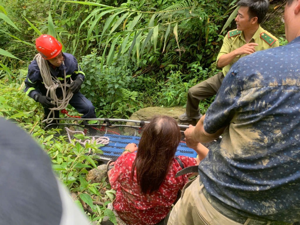 Kịp thời cứu 2 người rơi xuống vực ở Vườn Quốc gia Ba Vì