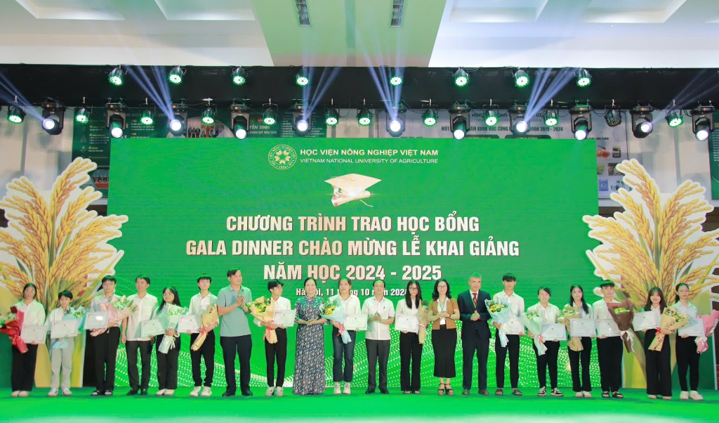 Lãnh đạo Học viện Nông nghiệp Việt Nam trao học bổng sinh viên tài năng năm học 2024-2025