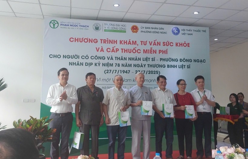 Khám, tư vấn sức khỏe, tặng quà người có công với cách mạng