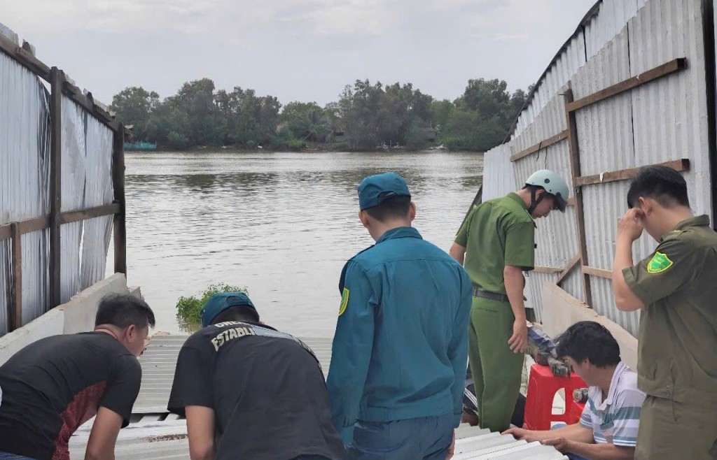 Cà Mau: Sạt lở lúc rạng sáng cuốn trôi 5 căn nhà dân