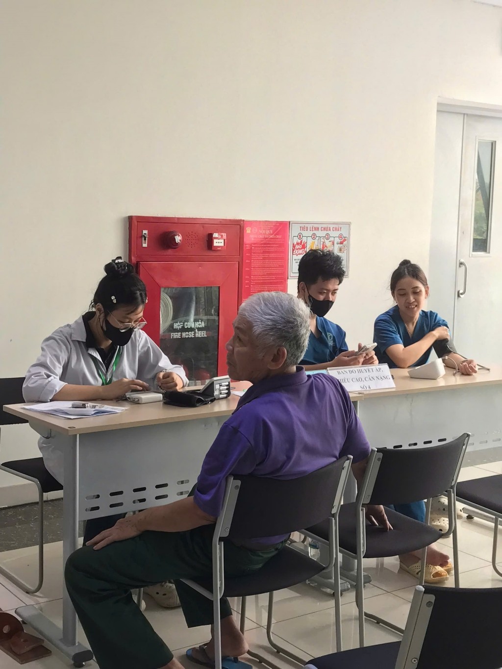 Khám, tư vấn sức khỏe, tặng quà người có công với cách mạng