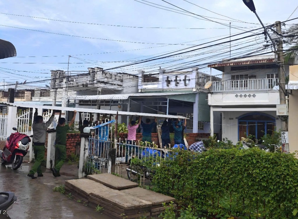 Lực lượng chức năng khẩn trương di dời toàn bộ tài sản cũng như đồ đạc của bà con ở khu vực sạt lở và có nguy cơ sạt lở. Ảnh: Nguyên Du