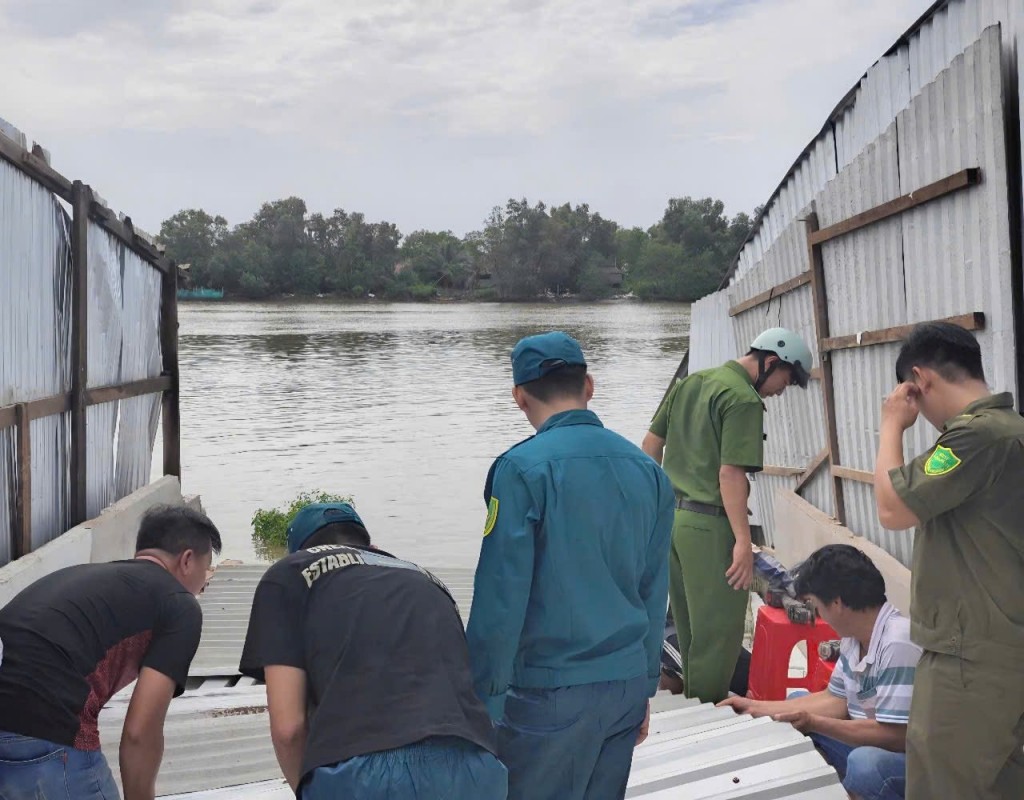 Cà Mau: Sạt lở lúc rạng sáng cuốn trôi 5 căn nhà dân