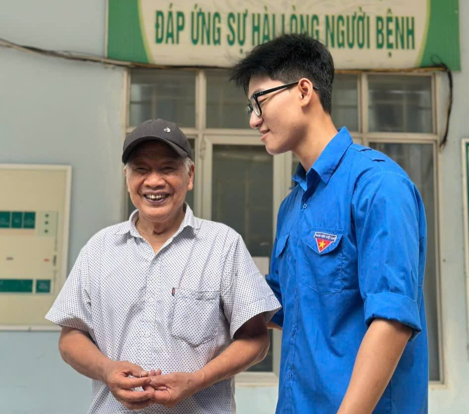 Đoàn Thanh niên xã  Đan Phượng phối hợp, hỗ trợ công tác khám, tư vấn sức khỏe miễn phí cho các bác thương bệnh binh, người có công trên địa bàn xã