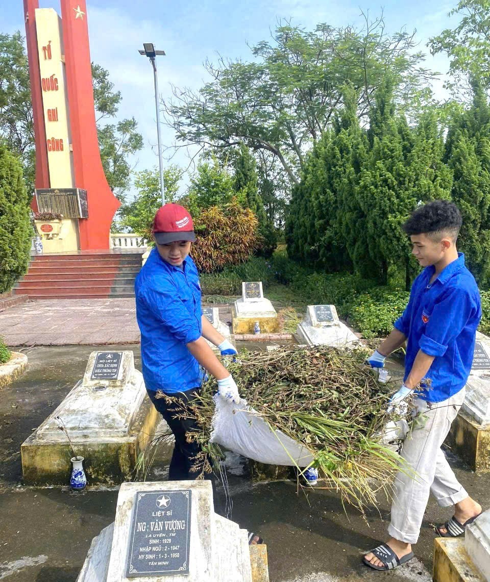 Đoàn viên xã Thượng Phúc dọn dẹp vệ sinh tại các nghĩa trang liệt sỹ