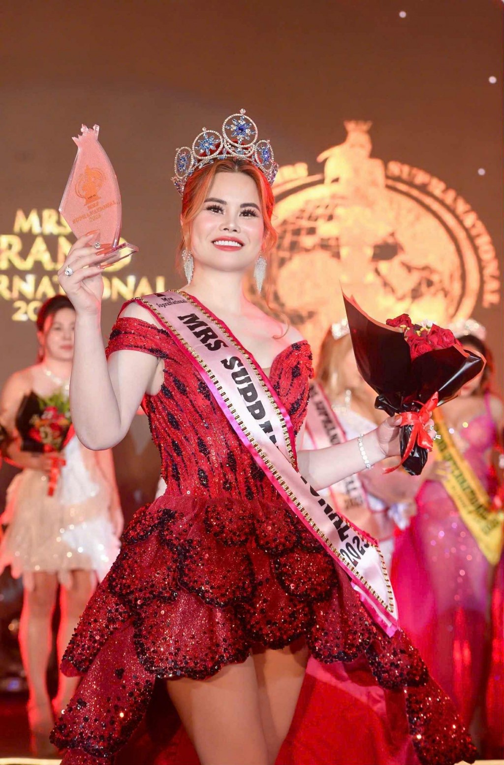 Người đẹp Nguyễn Thị Huyên đăng quang Mrs Supranational 2025