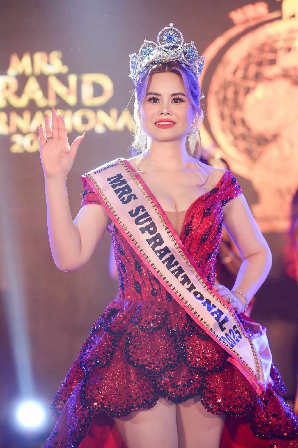 Người đẹp Nguyễn Thị Huyên đăng quang Mrs Supranational 2025